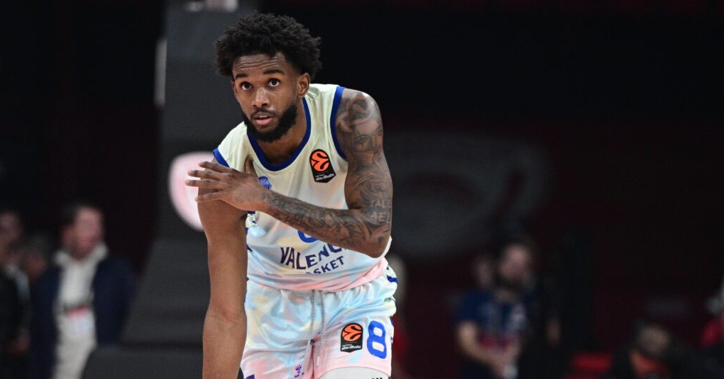 Στιγμιότυπο από αγώνα της Euroleague 30ης αγωνιστικής με έντονη μάχη για τα playoffs