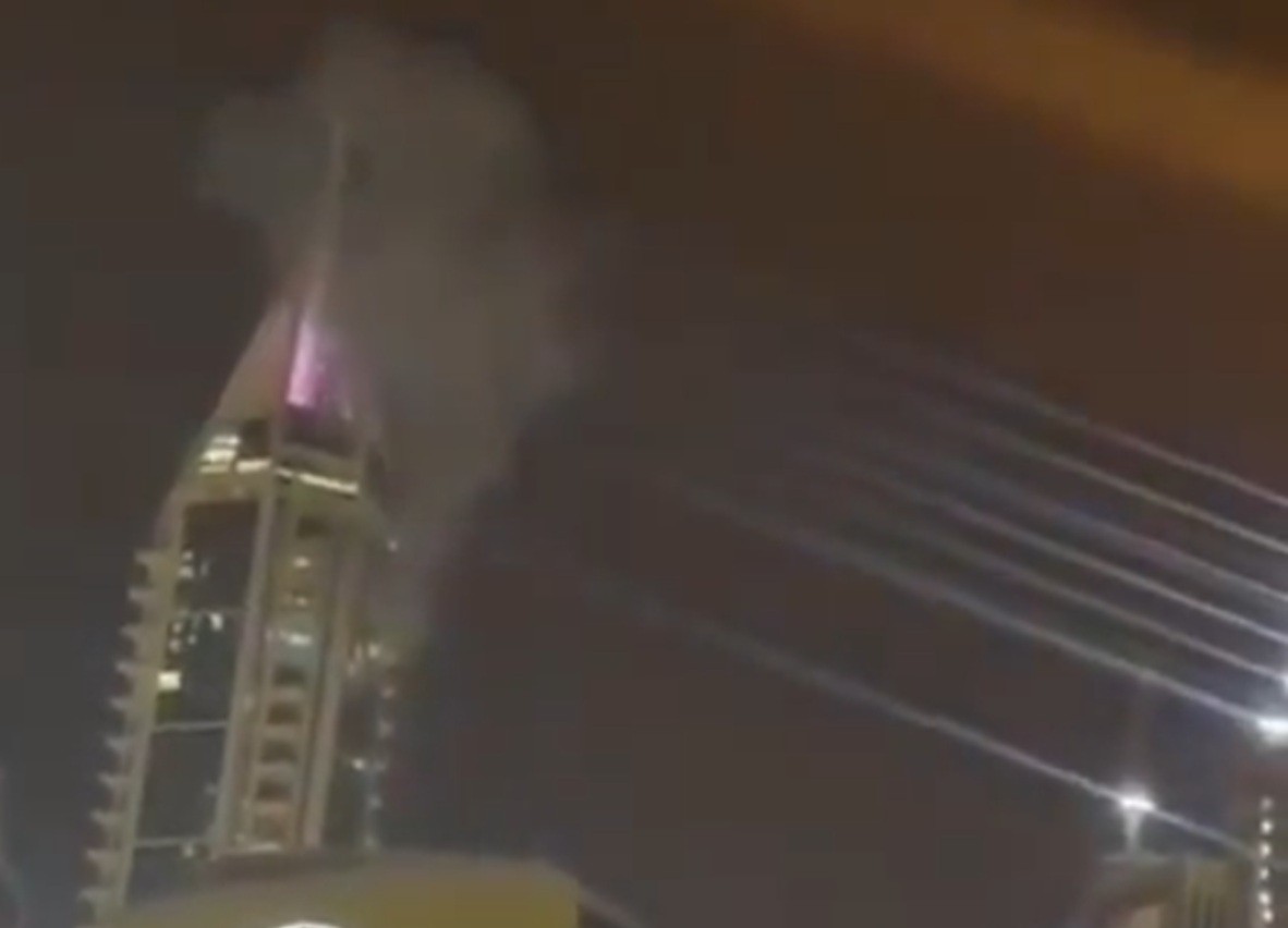 Καπνός ιρανικό drone ουρανοξύστη Ντουμπάι Μαρίνα