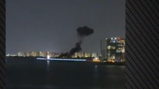 Μαύροι καπνοί υψώνονται πάνω από τη Γιας Μαρίνα στο Άμπου Ντάμπι μετά από ιρανικό χτύπημα