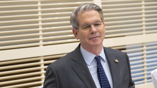 Πλοία διέρχονται από τα Στενά του Ορμούζ