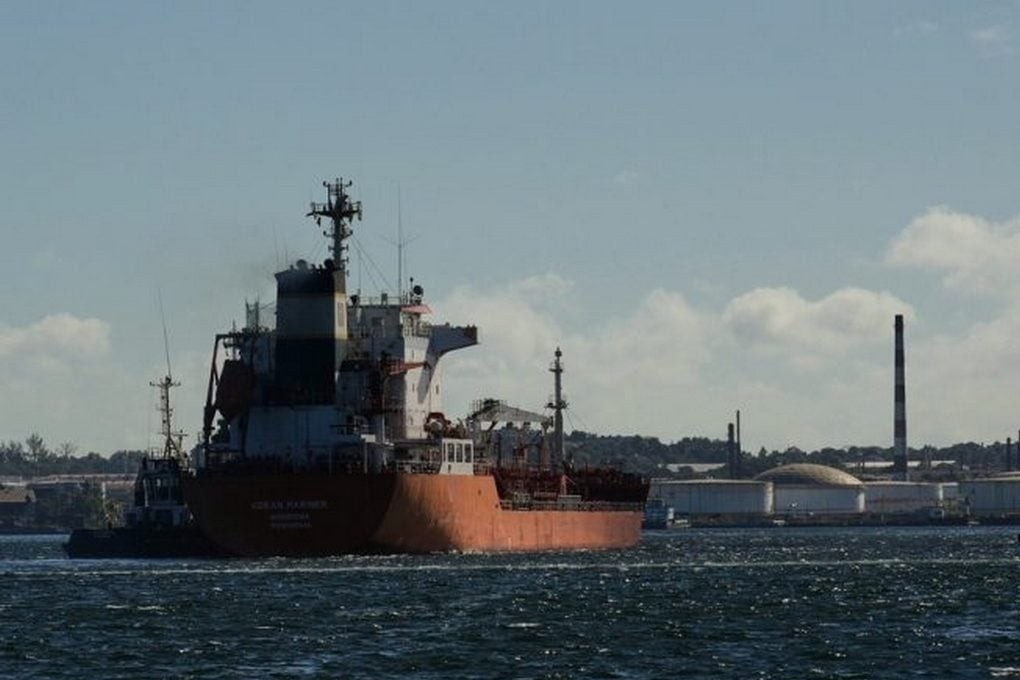 Δεξαμενόπλοιο με ρωσικό πετρέλαιο στη θάλασσα