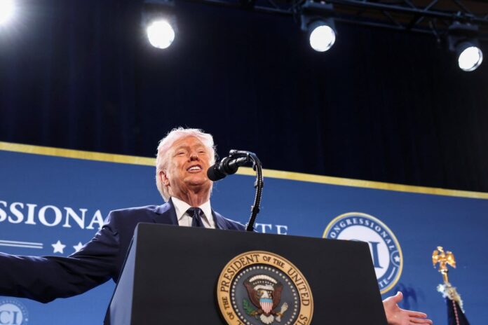 Τάνκερ αγκυροβολημένα στα Στενά Ορμούζ