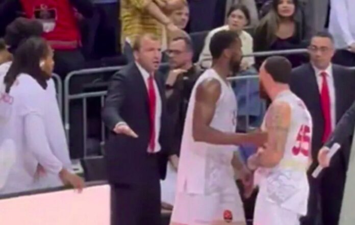 Επεισόδιο Μάικ Τζέιμς με Έλι Οκόμπο στην Euroleague μετά τον αγώνα Μονακό Φενέρμπαχτσε