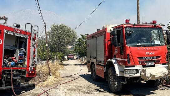 Πυροσβεστικά οχήματα στις πυρκαγιές Αχαΐας Κορινθίας