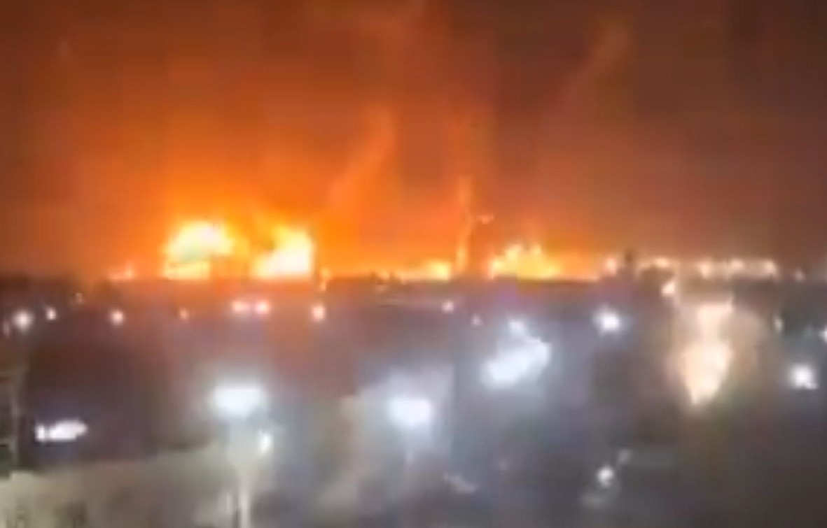 Φλεγόμενο πετρέλαιο δρόμοι Τεχεράνης επιθέσεις