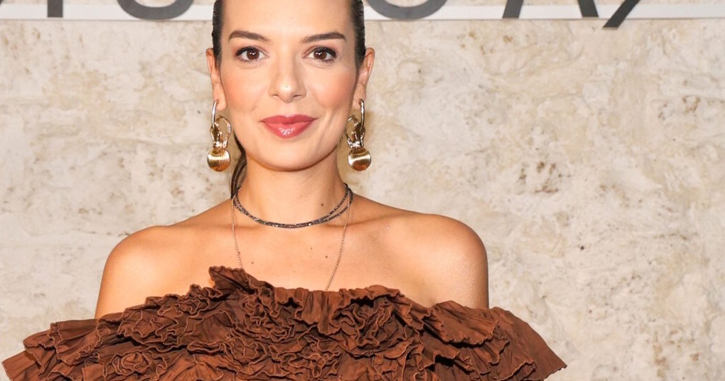 Αστυνομικοί με κόκκινο τριαντάφυλλο Παγκόσμια Ημέρα Γυναίκας