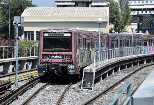 Επίθεση με πέτρες κατά συρμού Μετρό Αθήνας