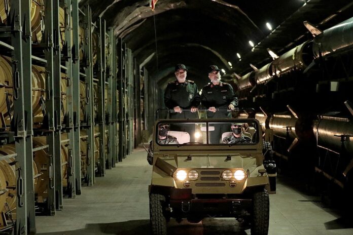 Φρουροί της Επανάστασης του Ιράν σε στρατιωτική παρέλαση με όπλα