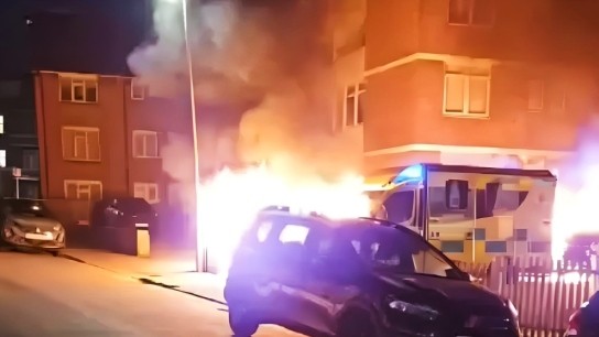 εμπρηστική επίθεση ασθενοφόρα Λονδίνο Γκόλντερς Γκριν