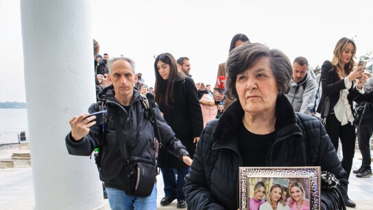 Δίκη Τεμπών: Η γιαγιά με τη φωτογραφία των 3 εγγονών Γιαγιά κρατά φωτογραφία στη δίκη των Τεμπών