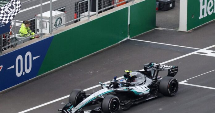 Ποδοσφαιριστής με κρέμα προσώπου σε αγώνα