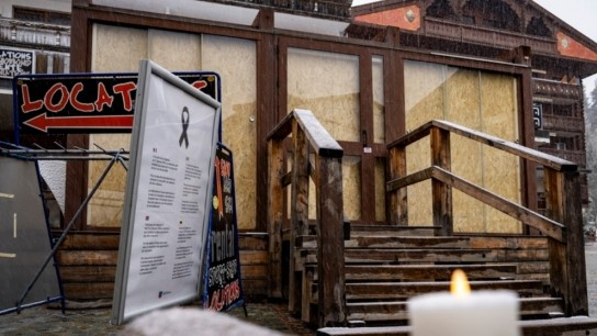 Ερευνητής και αστυνομικός στα ερείπια του κλαμπ Le Constellation