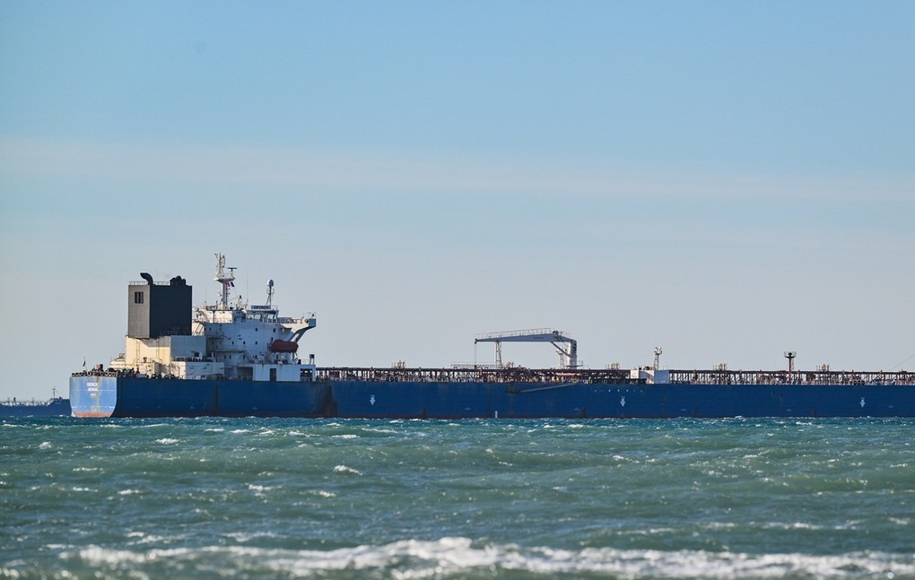 Δεξαμενόπλοιο με ρωσικό πετρέλαιο στη θάλασσα