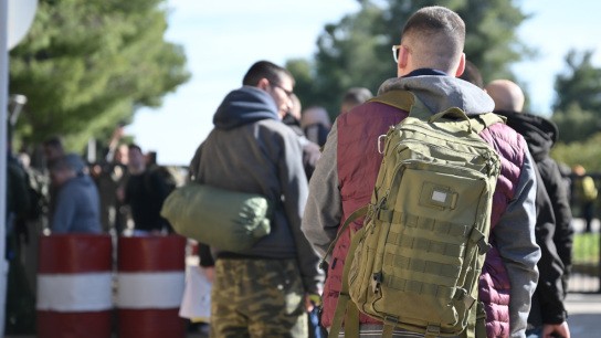 Έλληνες συζητούν για επιστράτευση και εθνικό καθήκον