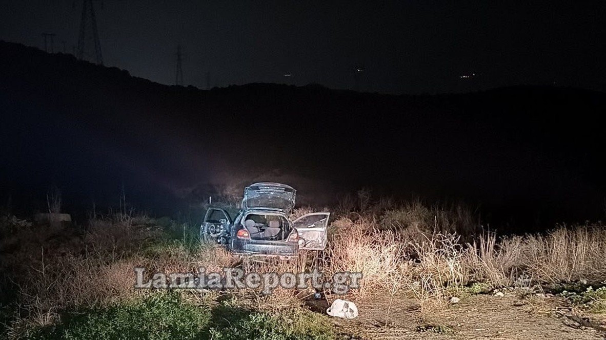 Αστυνομικοί κατά την καταδίωξη αυτοκινήτου Λαμία