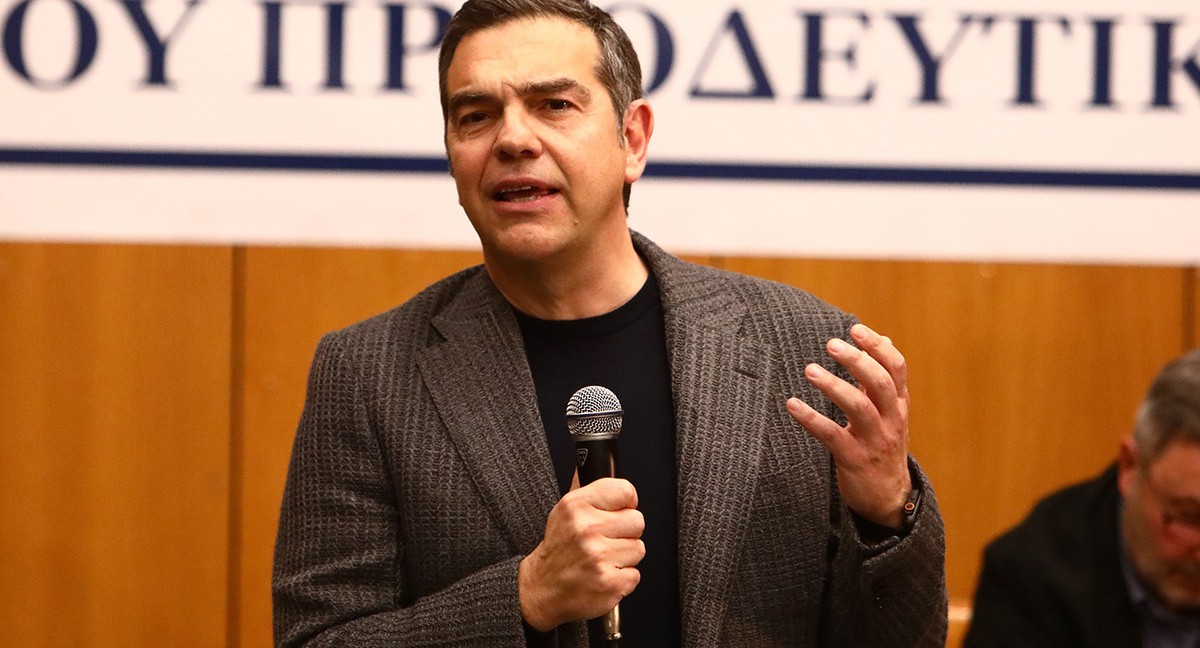 Ο Αλέξης Τσίπρας μιλάει στη συνέλευση στη Θεσσαλονίκη
