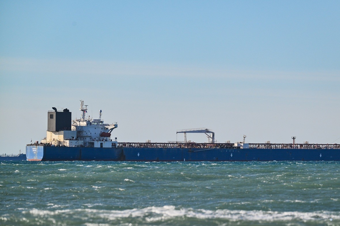 Δεξαμενόπλοιο με ρωσικό πετρέλαιο στη θάλασσα