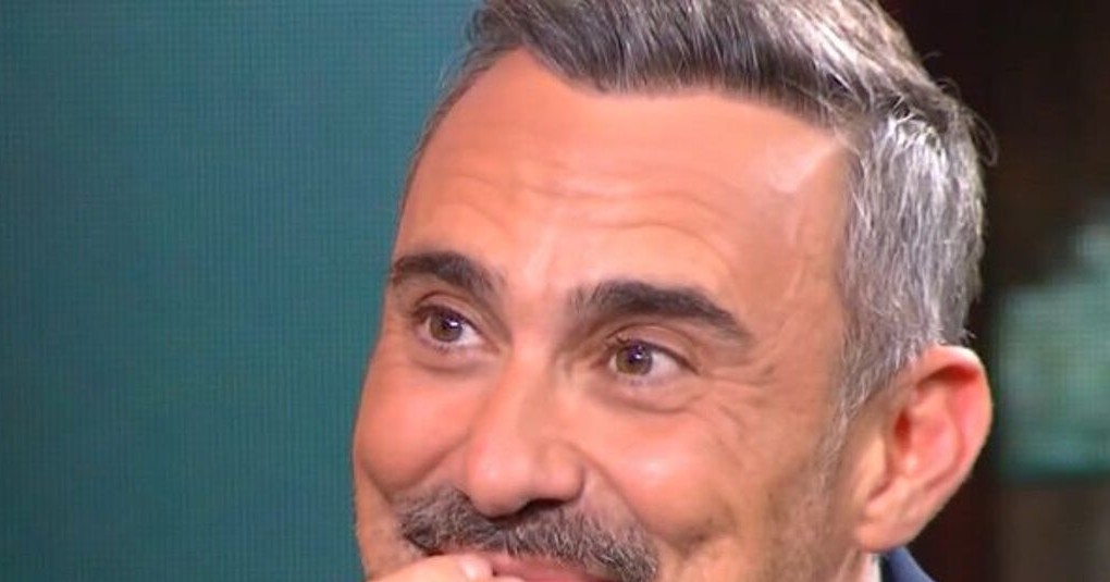 Γιώργος Καπουτζίδης: Δάκρυσε στο Moments της Μακρυπούλια Γιώργος Καπουτζίδης στην εκπομπή Moments της Ζέτας Μακρυπούλια