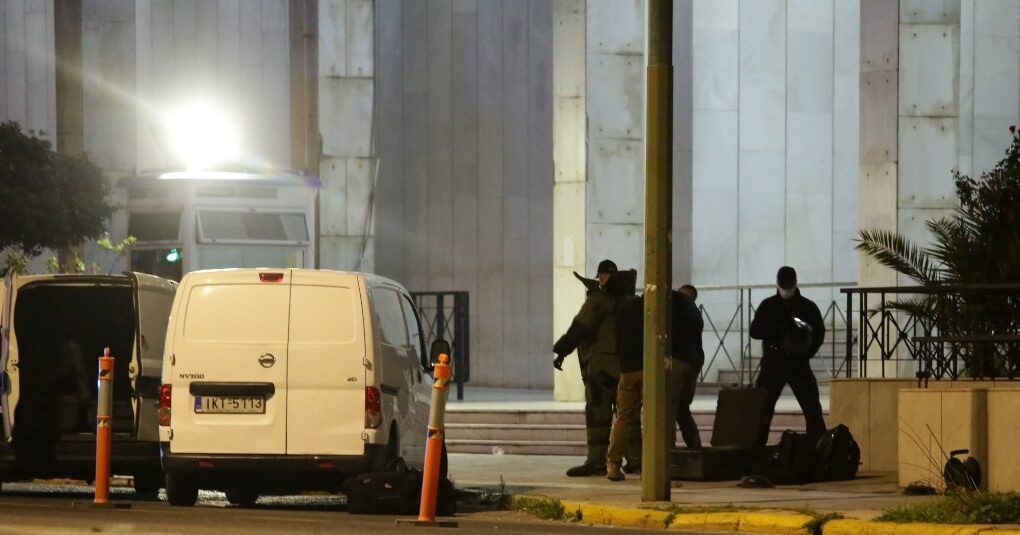 Αστυνομικές δυνάμεις στη ΓΑΔΑ κατά την πανικό χειροβομβίδες