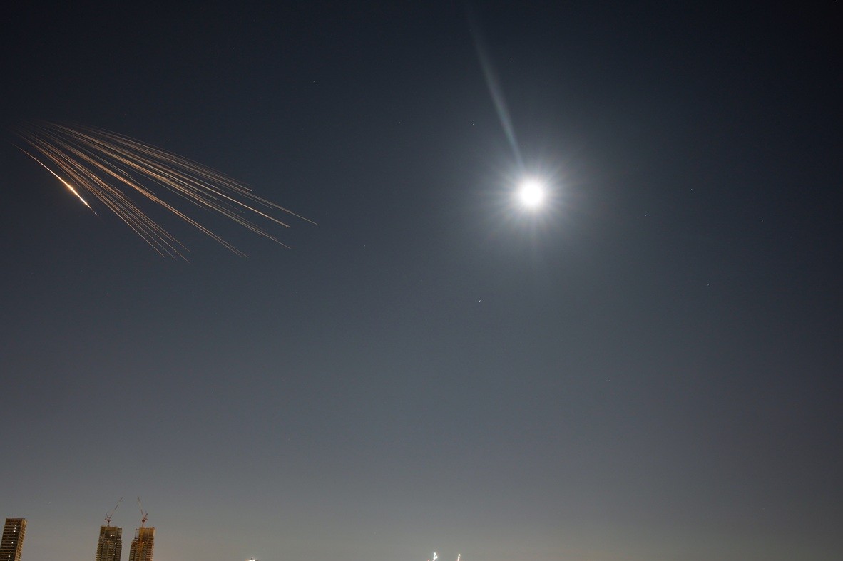 Εκρήξεις από πυραυλική επίθεση Ιράν στο κεντρικό Ισραήλ το βράδυ