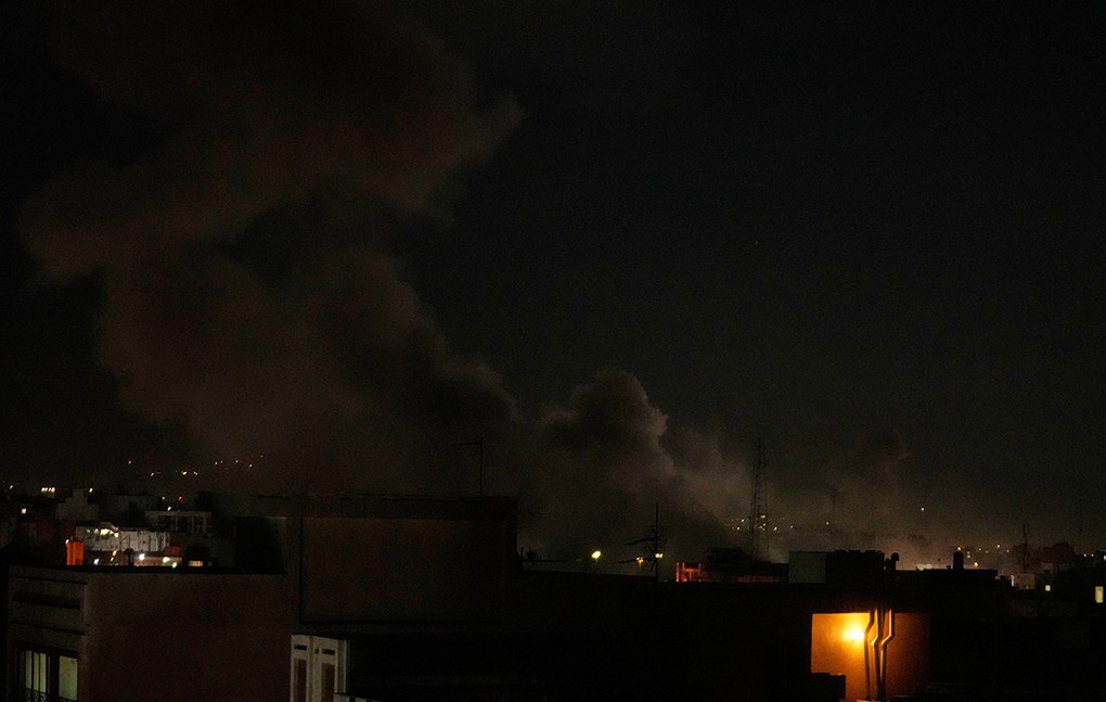 Καπνός υψώνεται από την Τεχεράνη μετά τις ισραηλινές επιδρομές στην πρωτεύουσα του Ιράν