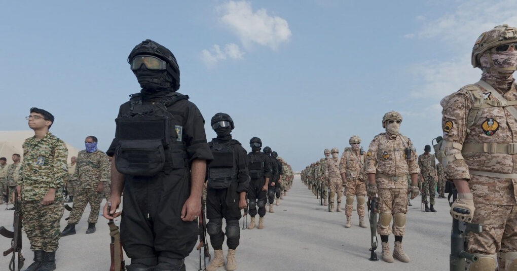 Φρουροί της Επανάστασης του Ιράν σε στρατιωτική παρέλαση με όπλα