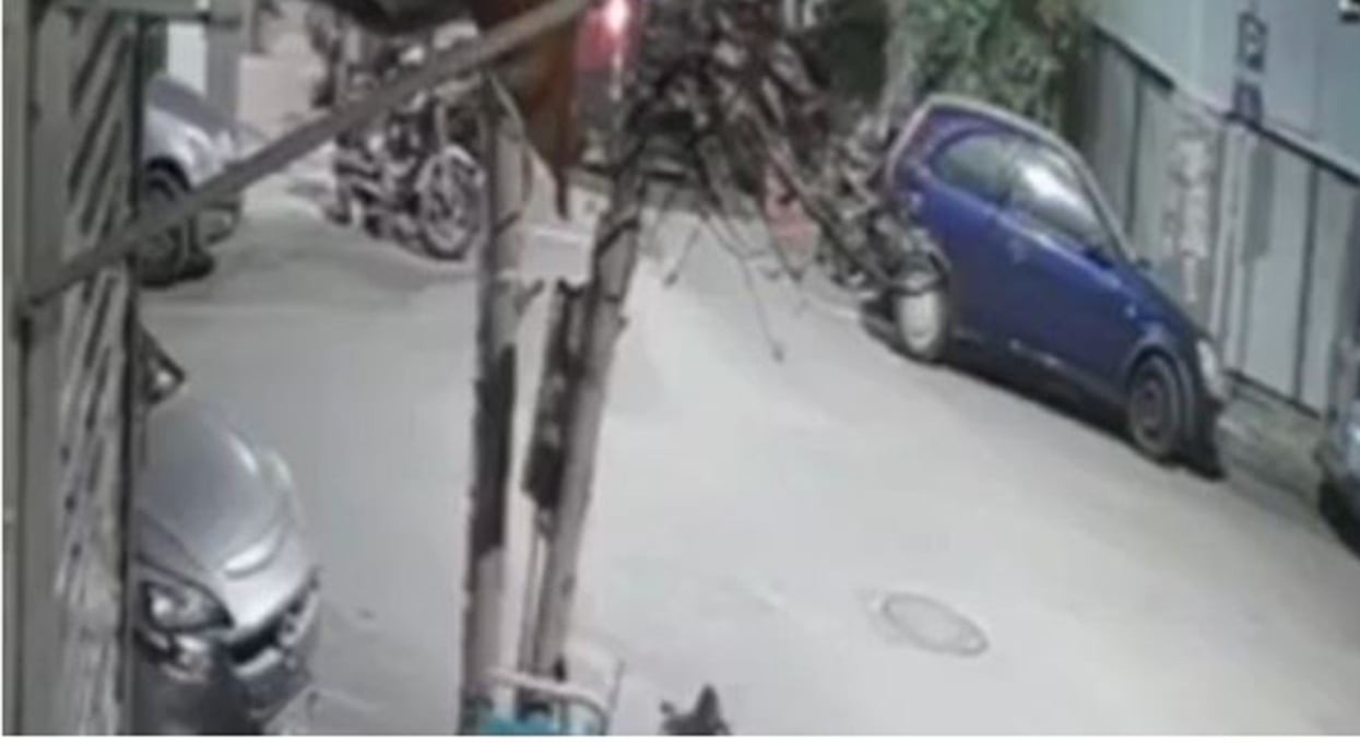 Τροχαίο Αμπελόκηπους: 40χρονη έπεσε σε 14 αυτοκίνητα τροχαίο Αμπελόκηπους καταστροφές σταθμευμένα αυτοκίνητα