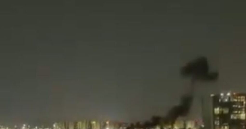 Καπνός υψώνεται πάνω από το Άμπου Ντάμπι μετά τις επιθέσεις στα Εμιράτα από ιρανικά drones