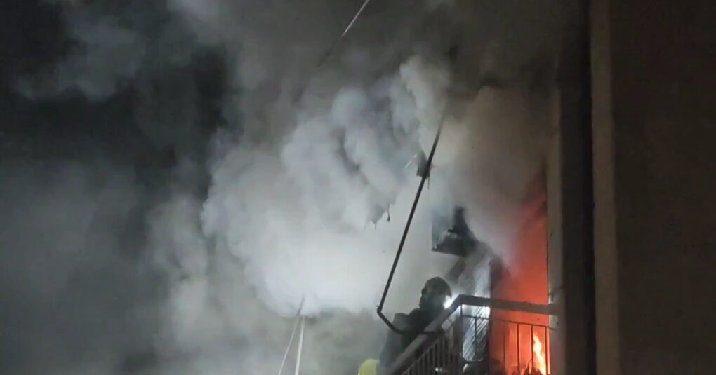 Πυροσβέστες επιχειρούν στον Ταύρο φωτιά διαμέρισμα