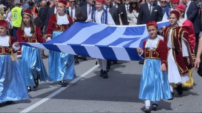 Γαλανόλευκη σημαία στη θάλασσα Πειραιά 25η Μαρτίου