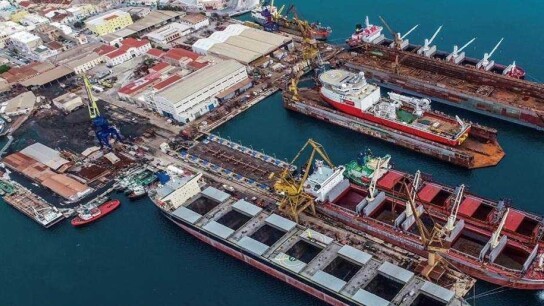 Πυρκαγιά σε σκάφη στο λιμάνι Σύρου