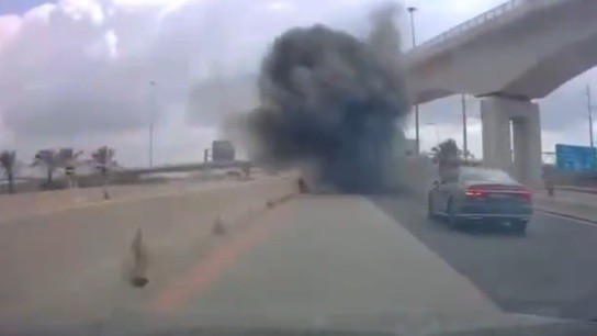 συντρίμμια πυραύλου σε αυτοκινητόδρομο Ισραήλ βίντεο
