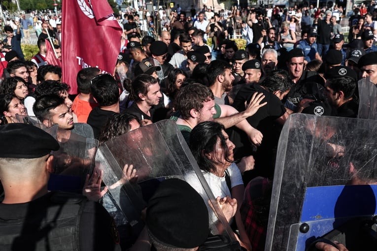 γυναίκα με τα κόκκινα Γκεζί Τουρκία