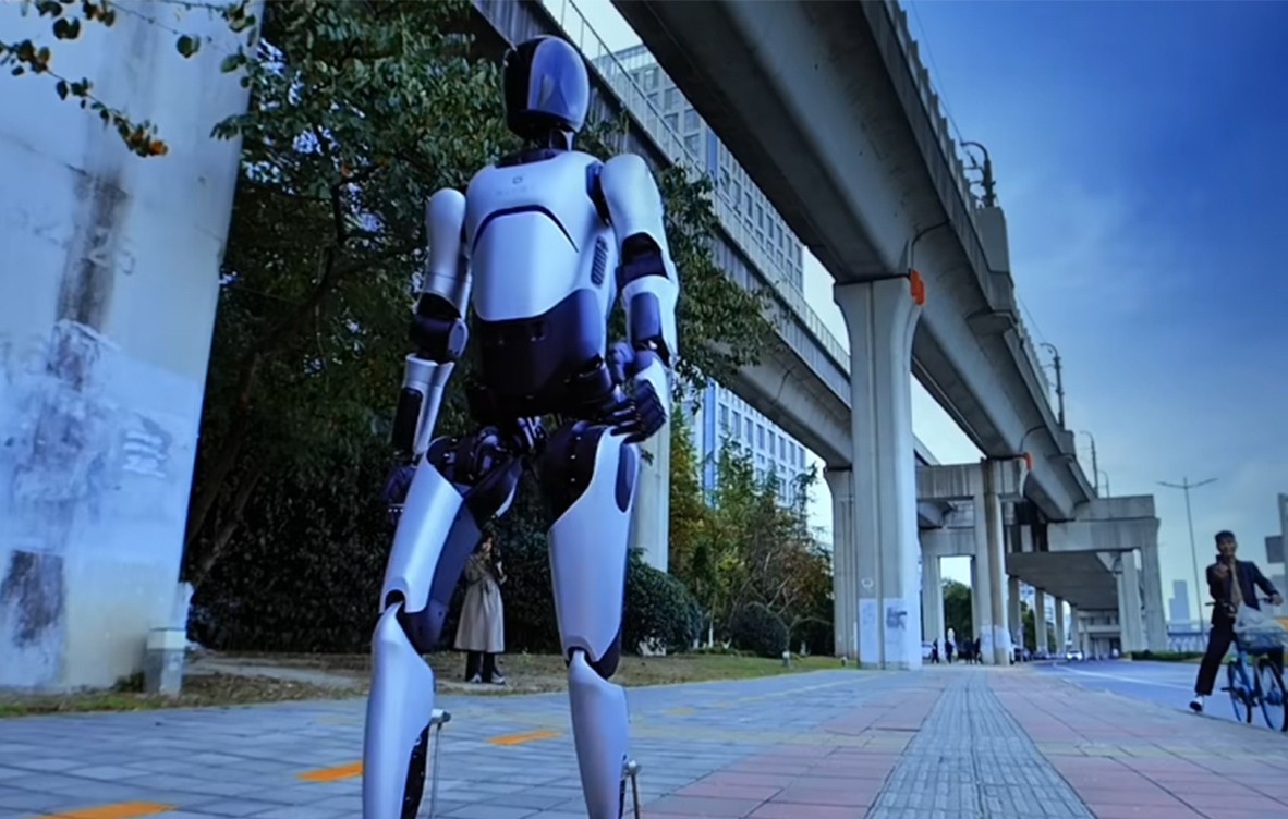 Ρομπότ με εγκεφαλικά σήματα και κάσκα ελέγχου τεχνολογίας