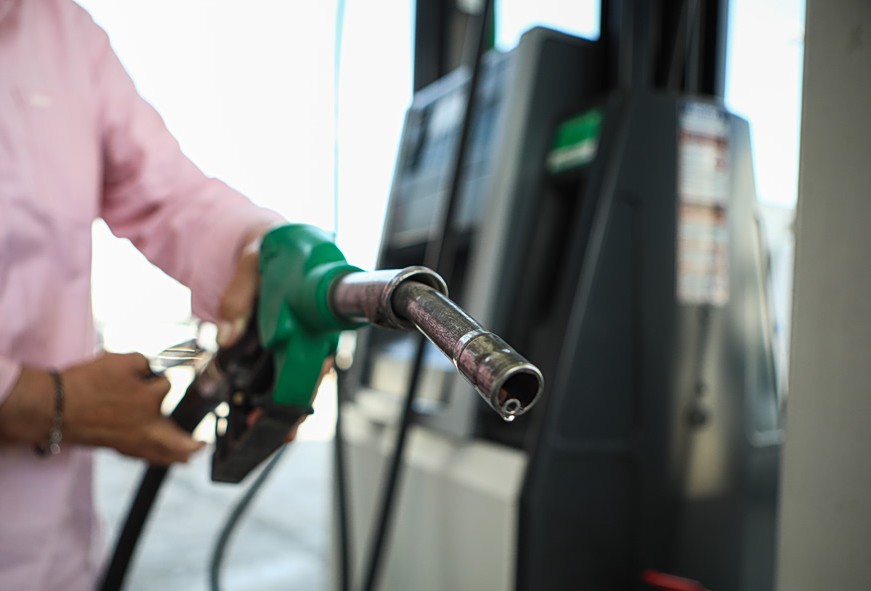 Τιμές καυσίμων: Έλεγχοι σε πρατήρια με πρόστιμα έως 5 εκατ. Πρατήριο καυσίμων με πινακίδα τιμών