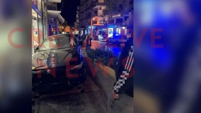 Σημείο ατυχήματος στο Ηράκλειο με αυτοκίνητο στη βιτρίνα