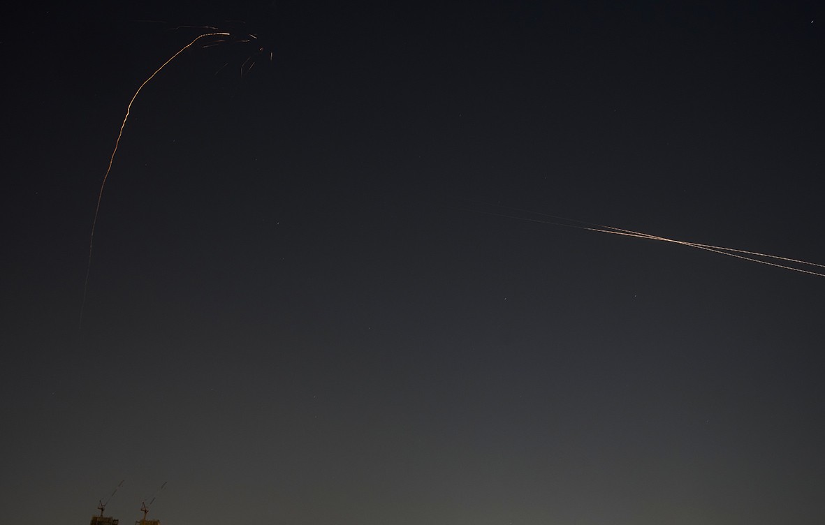 Εκρήξεις από πυραυλική επίθεση Ιράν στο κεντρικό Ισραήλ το βράδυ