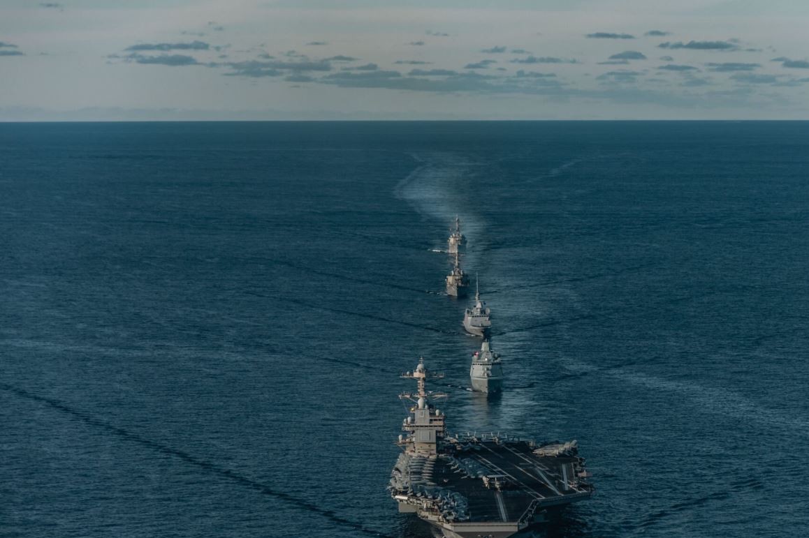 Πλοία διέρχονται από τα Στενά του Ορμούζ