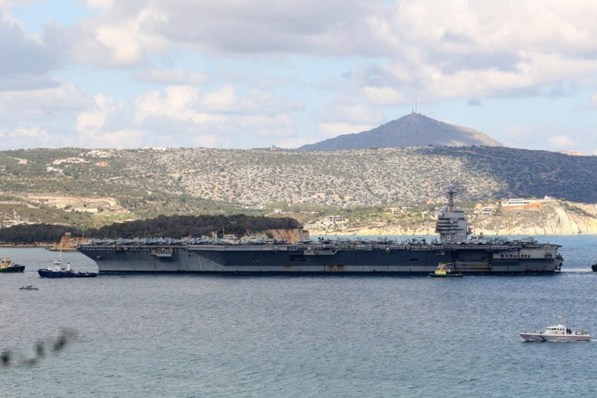 Πλοία διέρχονται από τα Στενά του Ορμούζ