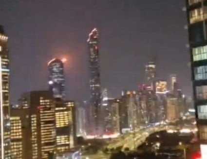 Καπνός υψώνεται πάνω από το Άμπου Ντάμπι μετά τις επιθέσεις στα Εμιράτα από ιρανικά drones