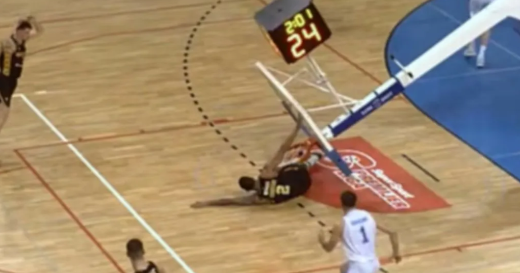 Μπασκέτα κατέρρευσε μετά από κάρφωμα στην Κροατία