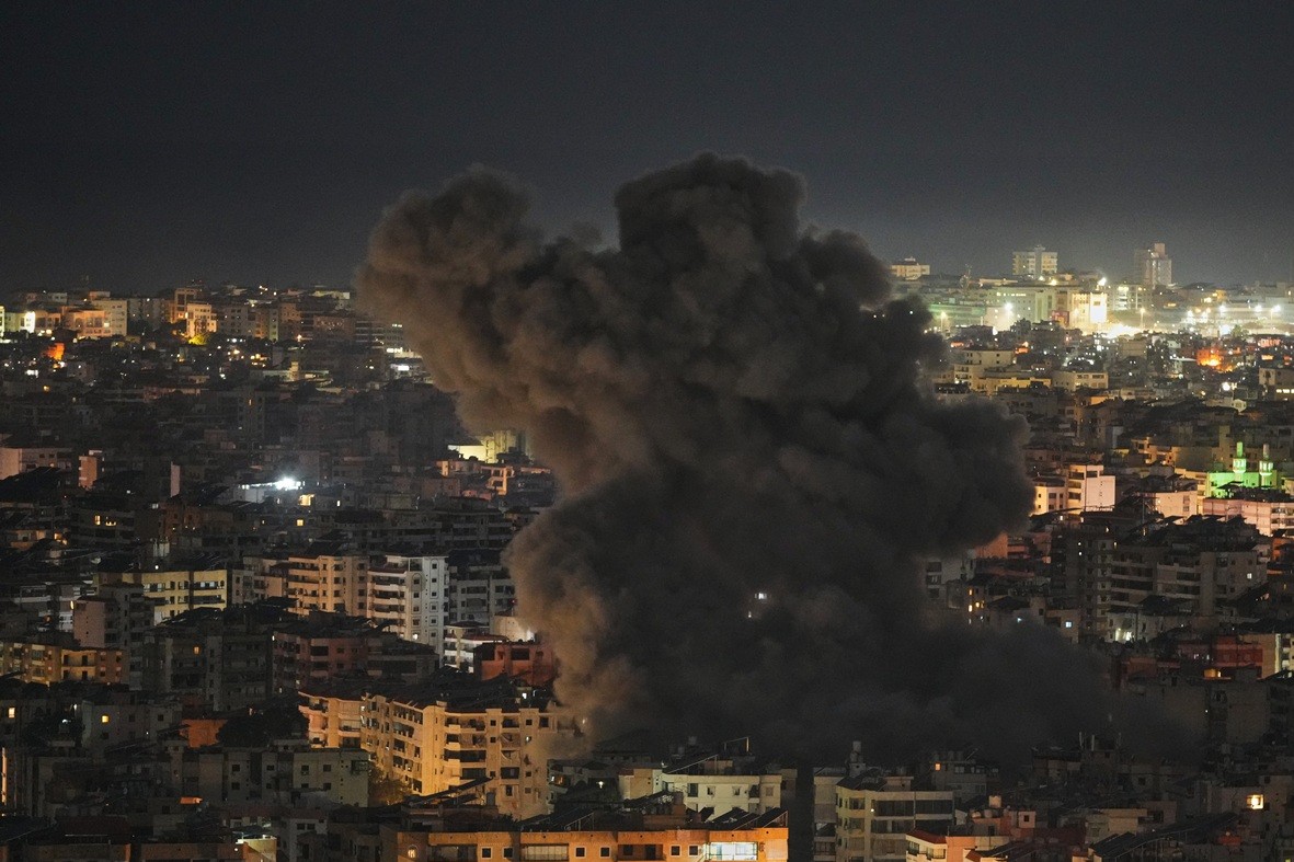 Εκρήξεις από πυραυλική επίθεση Ιράν στο κεντρικό Ισραήλ το βράδυ