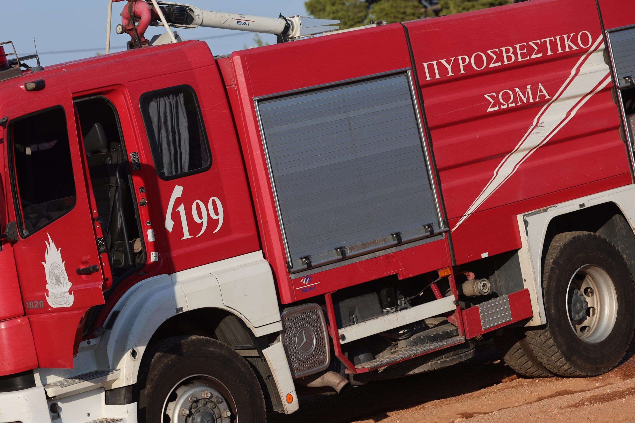 Πυροσβεστικά οχήματα στις πυρκαγιές Αχαΐας Κορινθίας