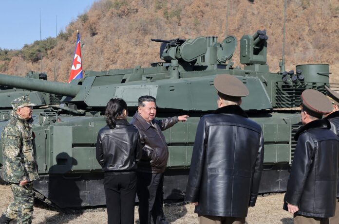 Κιμ Γιονγκ Ουν με κόρη του σε άρμα