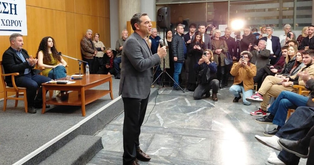 Ο Αλέξης Τσίπρας μιλάει στη συνέλευση στη Θεσσαλονίκη