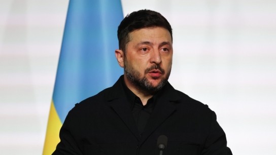 Ζελένσκι ανακοινώνει διαπραγματεύσεις με ΗΠΑ για Ουκρανία