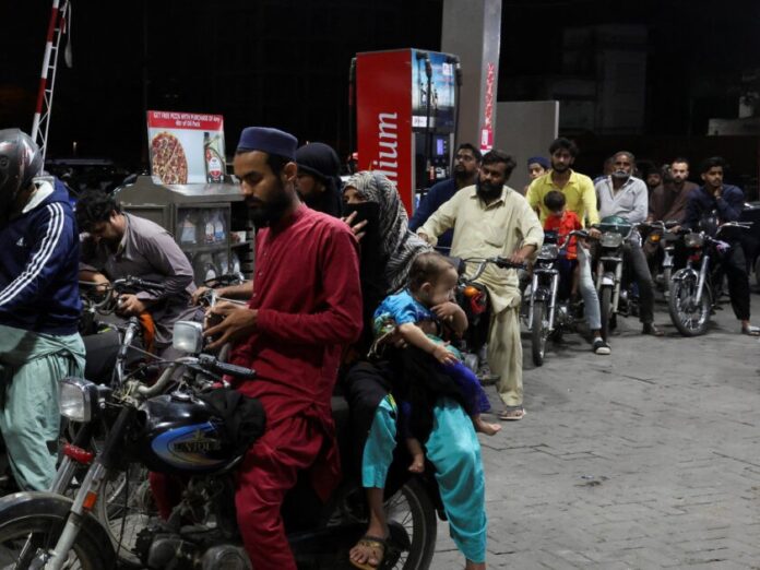 Ουρές σε πρατήρια καυσίμων Πακιστάν αύξηση τιμών