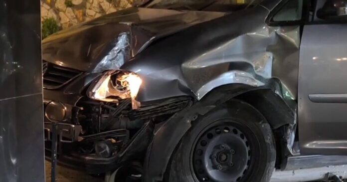 ατύχημα Εξάρχεια αυτοκίνητο καφετέρια Σόλωνος