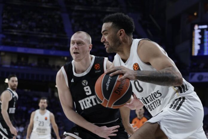 Στιγμιότυπο από αγώνα της Euroleague 30ης αγωνιστικής με έντονη μάχη για τα playoffs