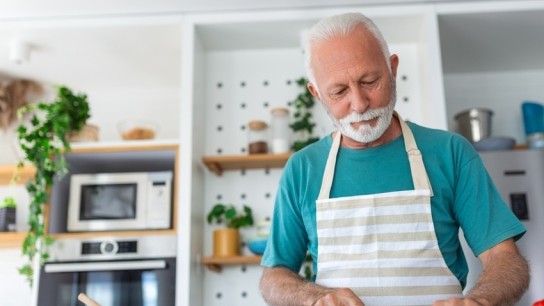 ηλικιωμένη γυναίκα μαγειρεύει στο σπίτι πρόληψη άνοιας